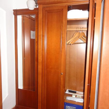 Hotel Emma West Крайова Стая снимка