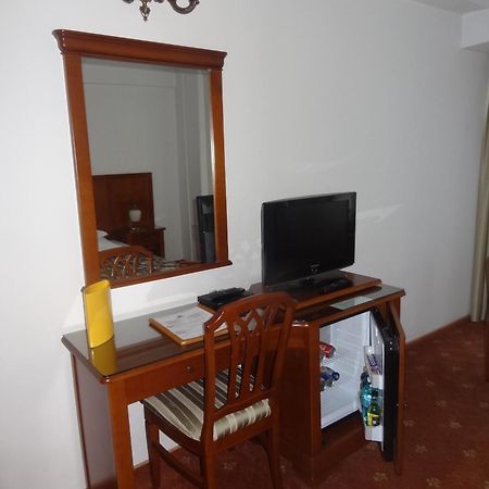 Hotel Emma West Крайова Екстериор снимка