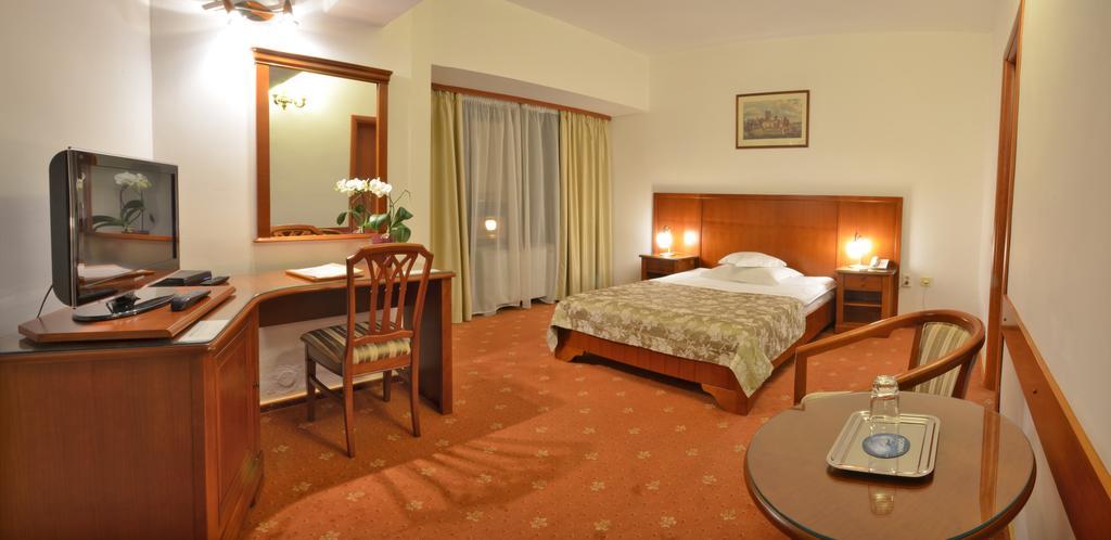 Hotel Emma West Крайова Екстериор снимка