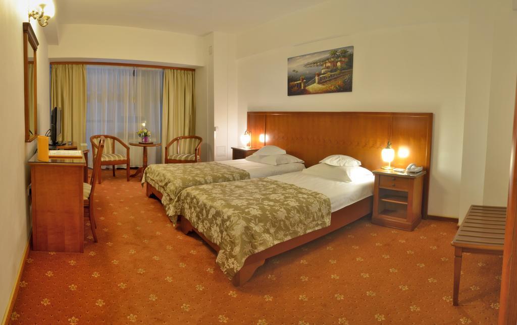 Hotel Emma West Крайова Екстериор снимка