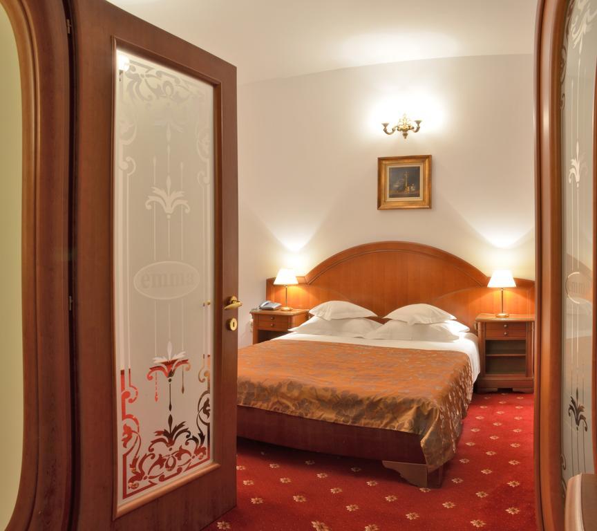 Hotel Emma West Крайова Екстериор снимка