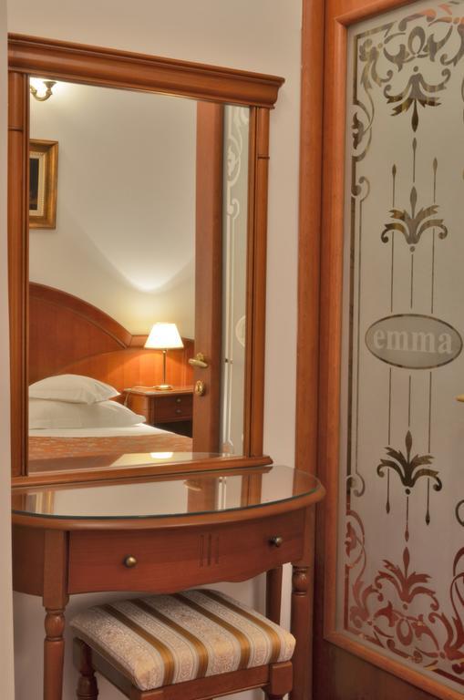 Hotel Emma West Крайова Екстериор снимка