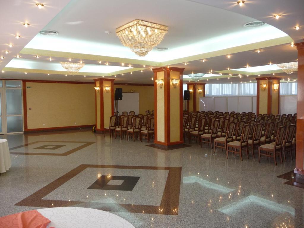 Hotel Emma West Крайова Екстериор снимка