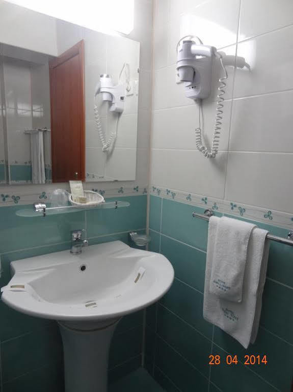 Hotel Emma West Крайова Екстериор снимка